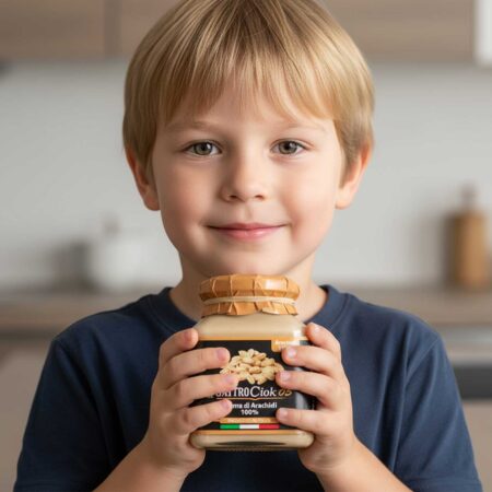 Chłopczyk z kremem arachidowym