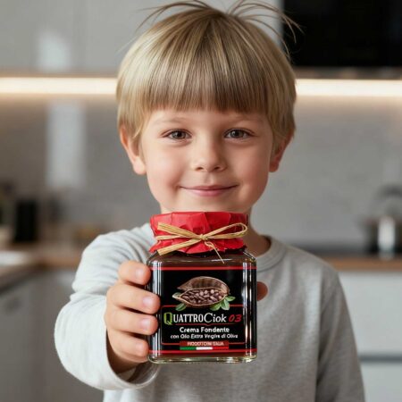 Chłopczyk z włoskim kremem do smarowani o smaku gorzkiej czekolady
