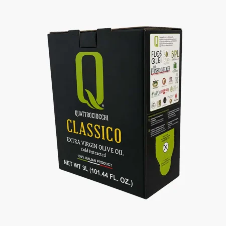 Włoska oliwa extra virgin Quattrociocchi Classico 3 l zaprezentowana w naturalnej, śródziemnomorskiej aranżacji z oliwkami i gałązkami oliwnymi.