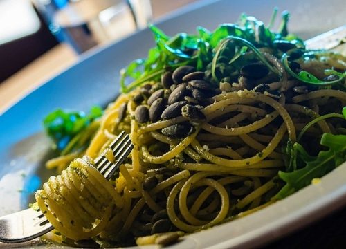 Włoska kuchnia - gotujemy spaghetti z pesto z rukoli i pestkami z dyni
